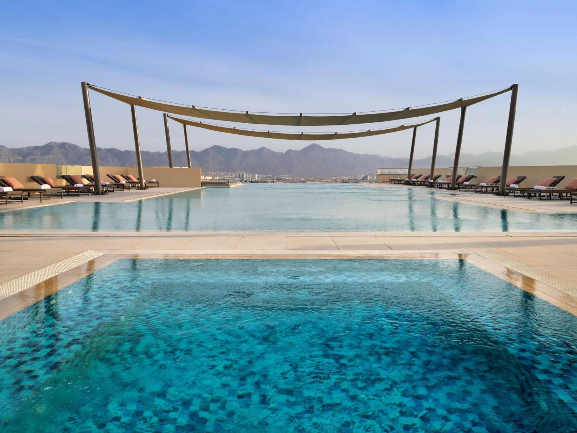 Moevenpick Hotel & Apartments Ghala Maskat Exterior foto The pool at the hotel