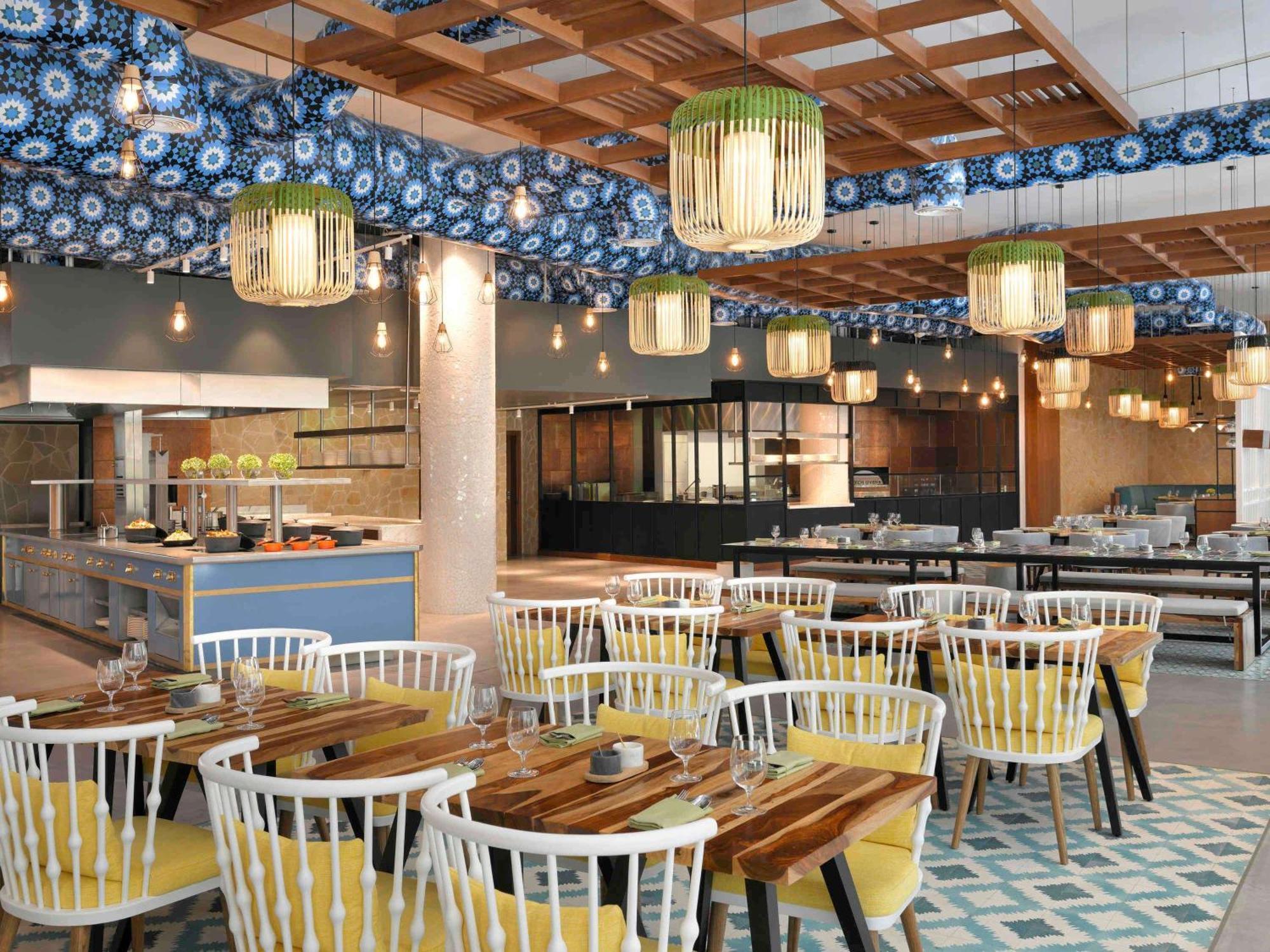 Moevenpick Hotel & Apartments Ghala Maskat Exterior foto The restaurant