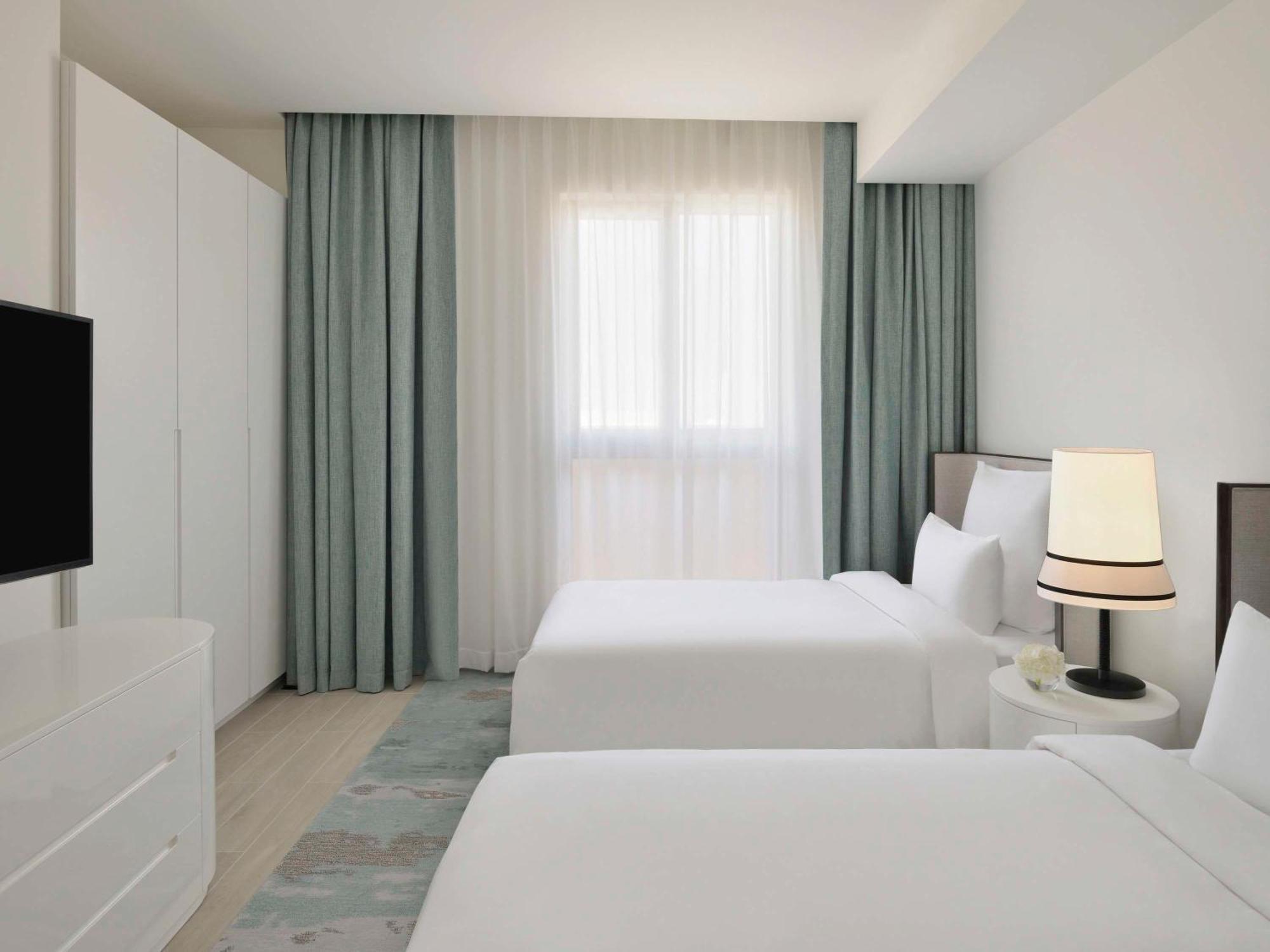 Moevenpick Hotel & Apartments Ghala Maskat Exterior foto A typical bedroom at the hotel